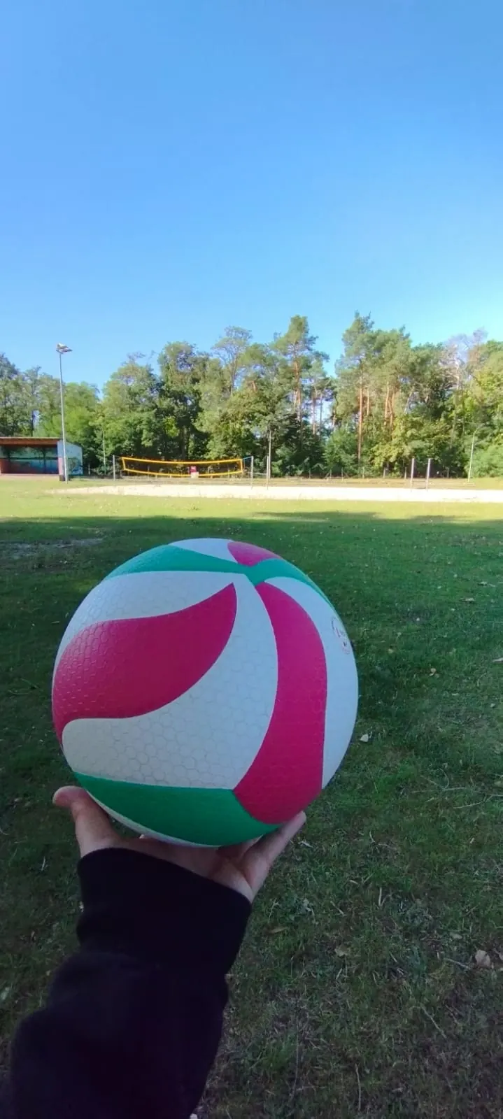 Volleyball vor dem Beachvolleyballfeld in Klausdorf