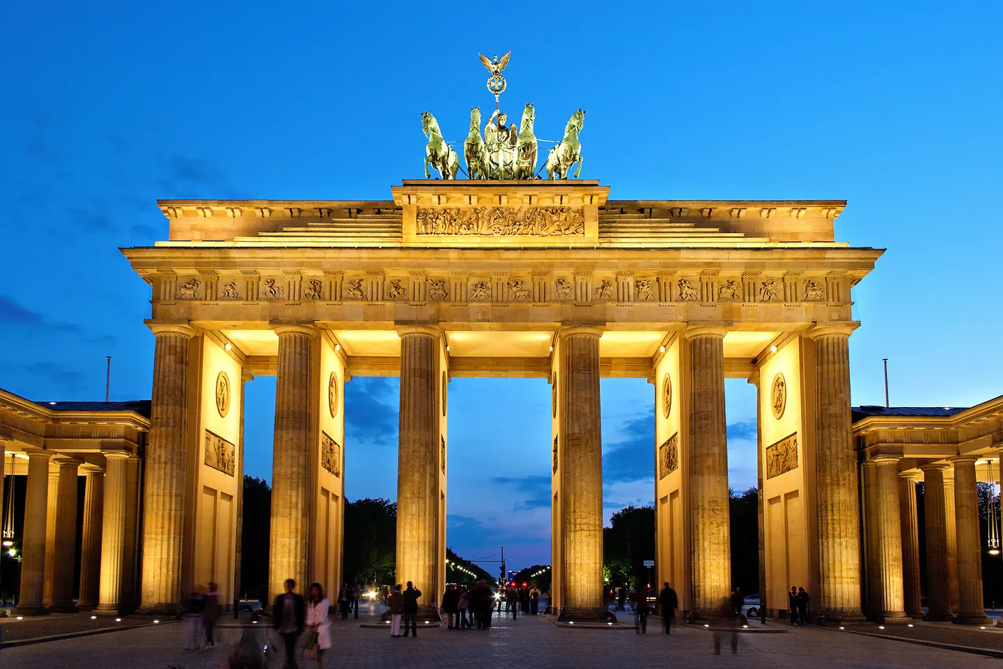 Das beleuchtete Brandenburger Tor in Berlin am Abend