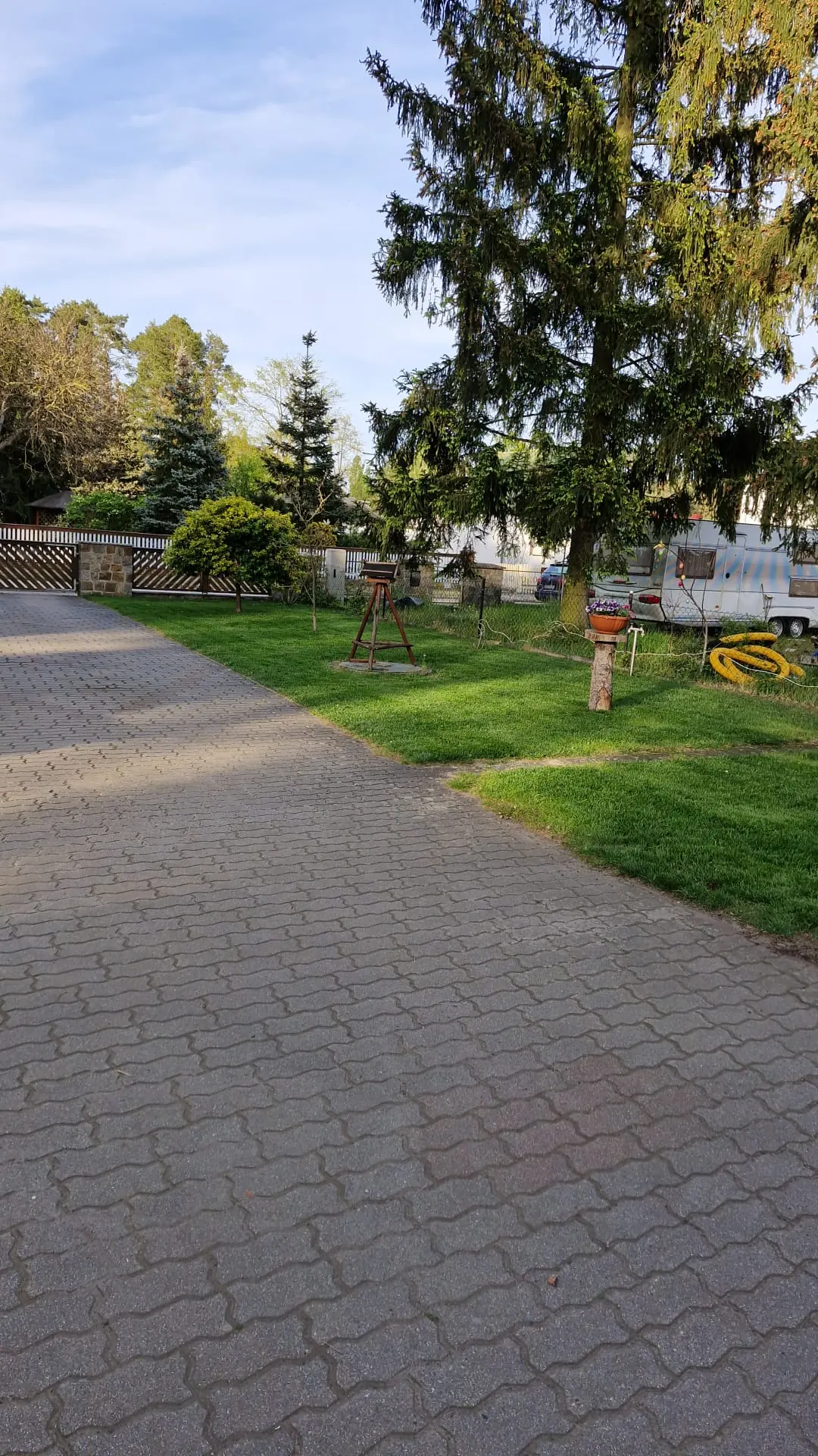 Gepflasterte Einfahrt und Garten am Haus, Parkplatz direkt vor der Tür