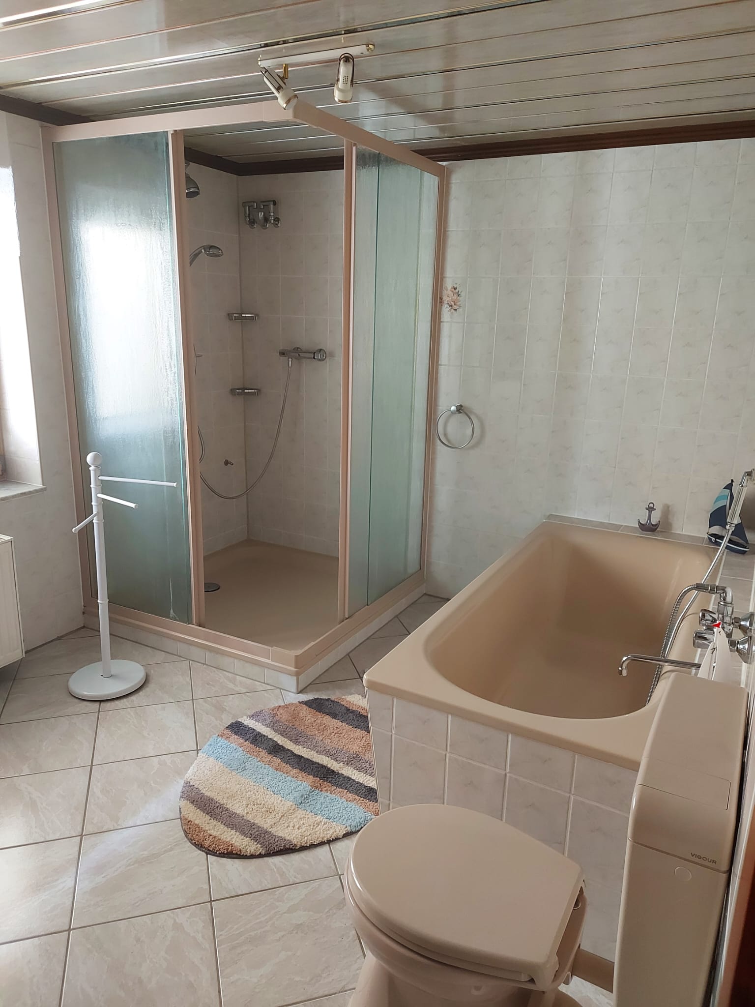 Badezimmer Waschbecken Dusche Toilette großer Spiegelschrank im Badezimmer