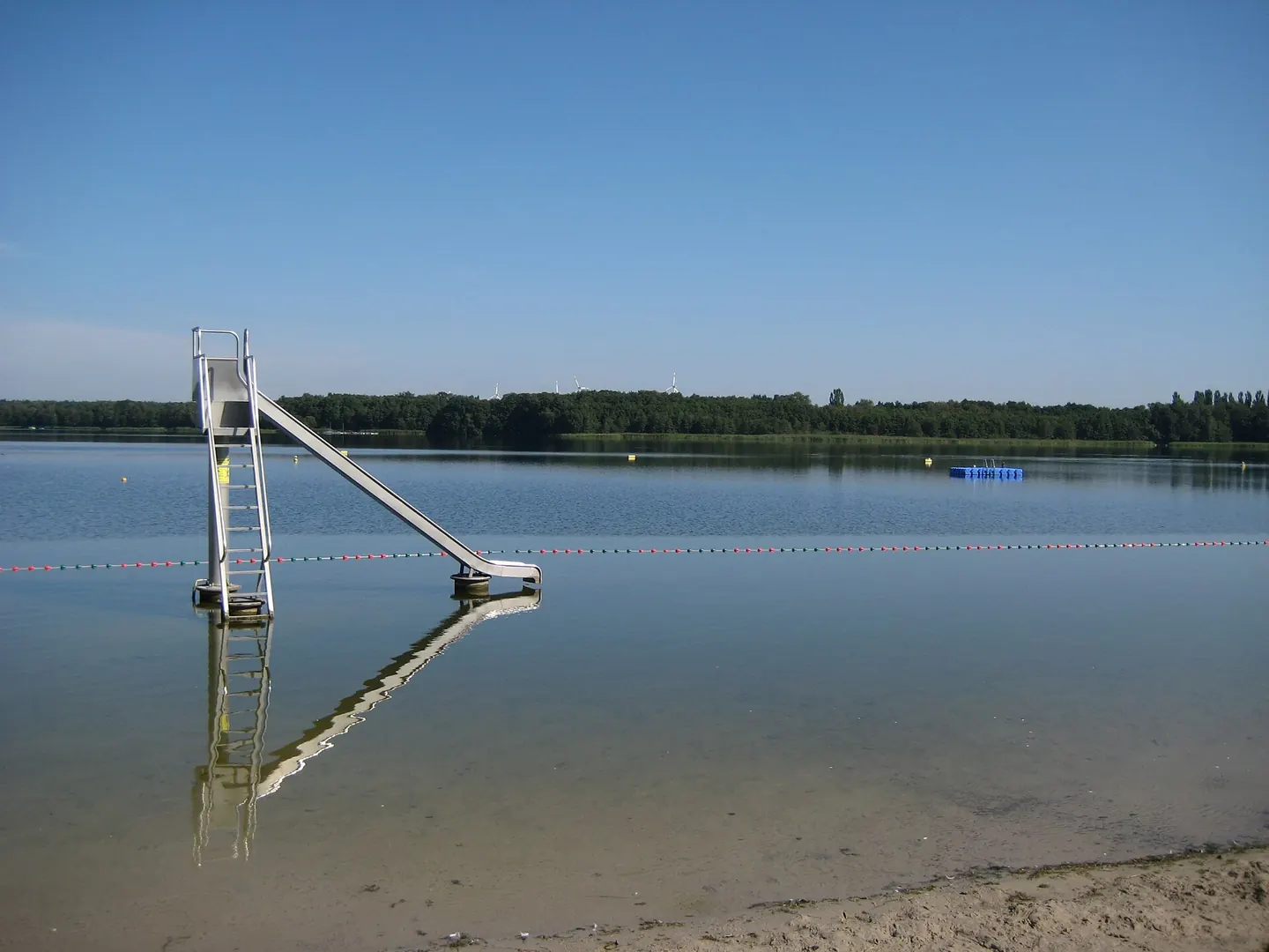 Badestelle Kallinchen am Motzener See mit Wasserrutsche im flachen Wasser