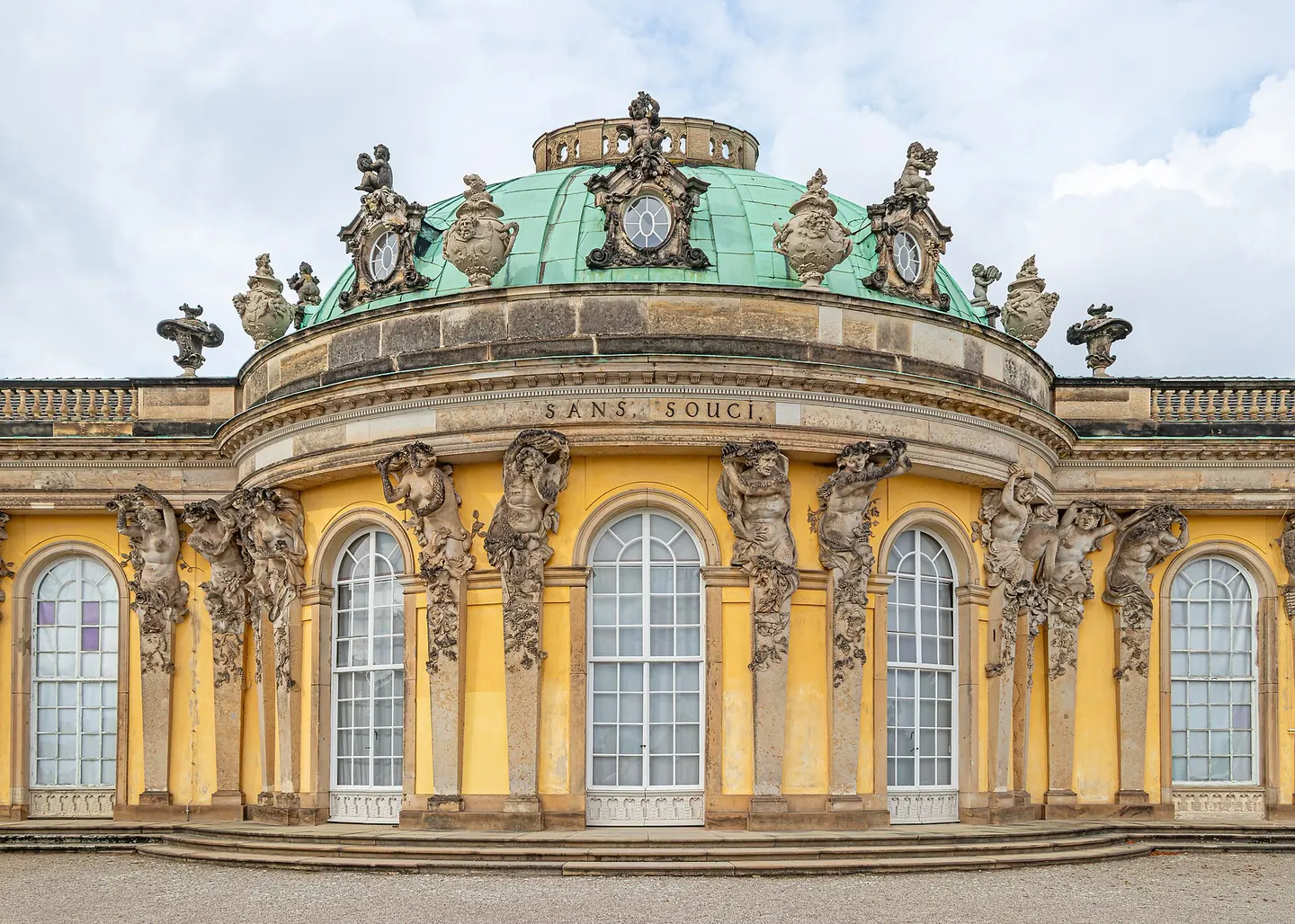 Schloss Sanssouci in Potsdam mit Kuppel und Figurenschmuck