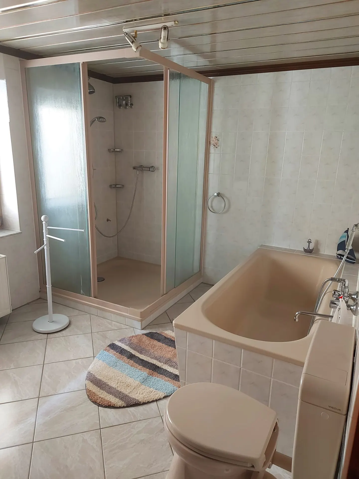 Badezimmer mit Badewanne, Duschkabine und WC