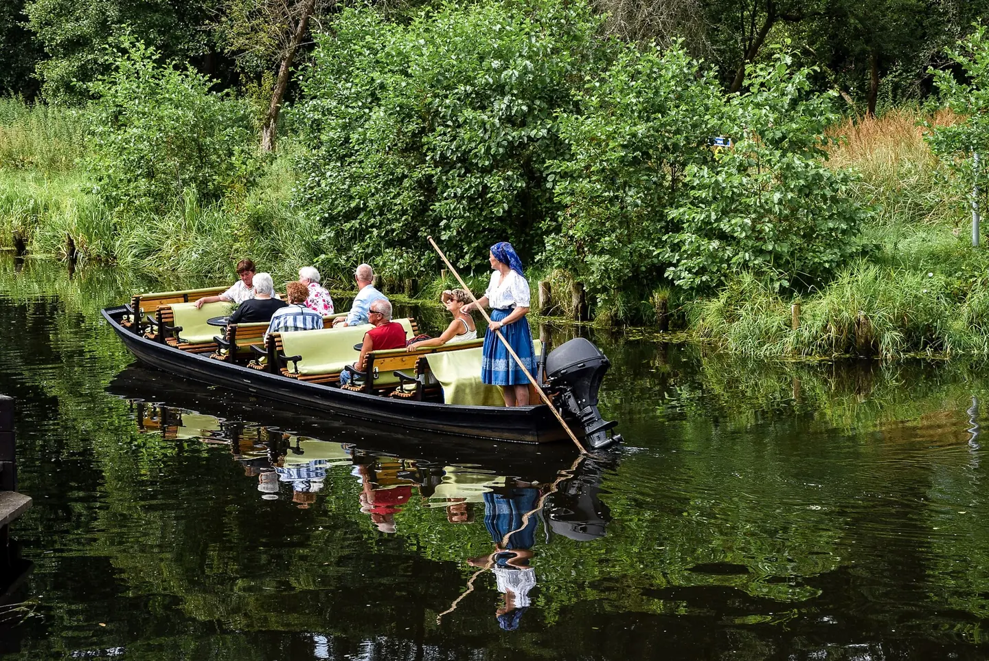 Kahnfahrt mit Fährmann auf einem Fließ im Spreewald